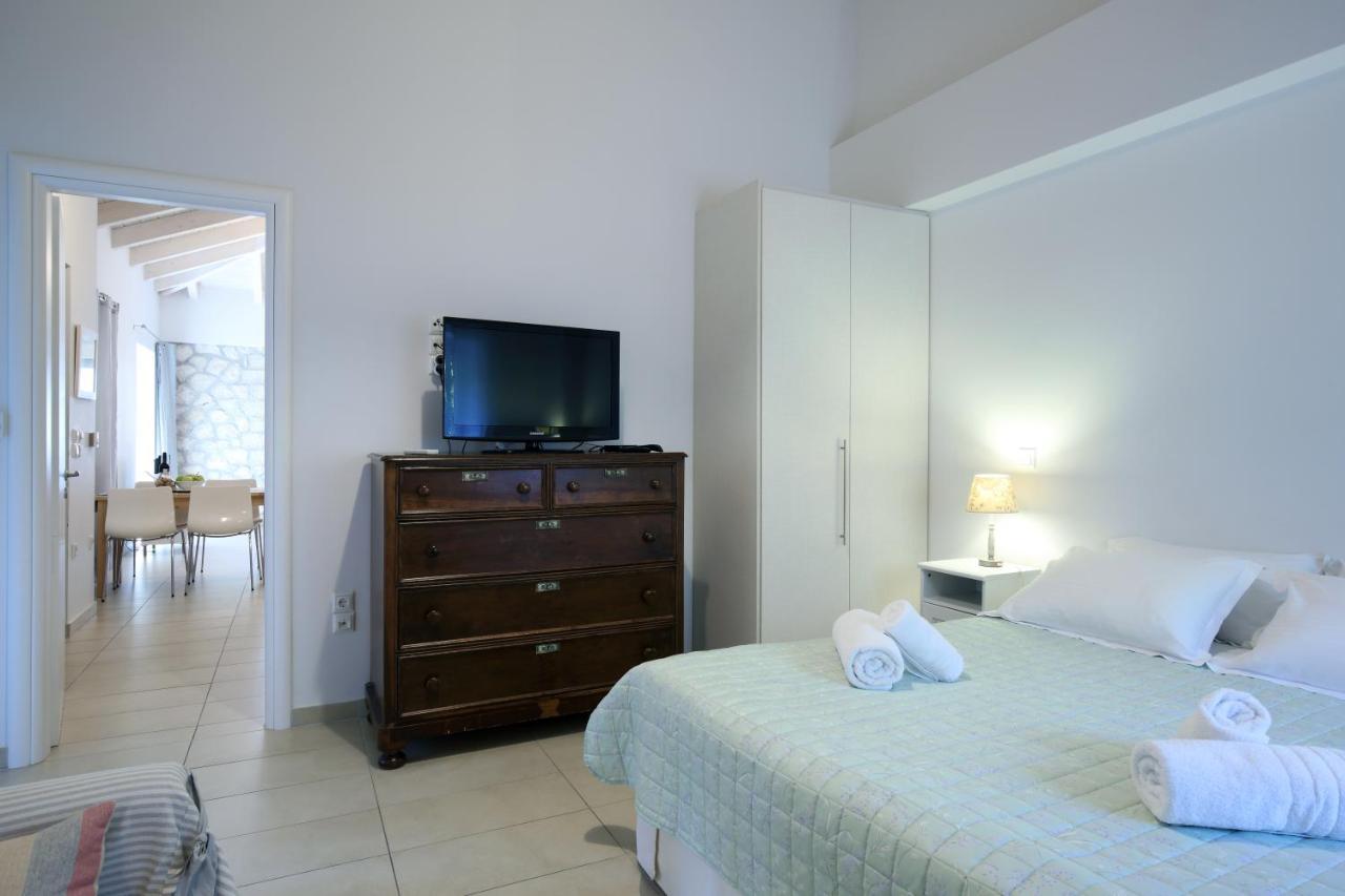 Wild Sea Apartments อาโยส นิกีตัส ภายนอก รูปภาพ