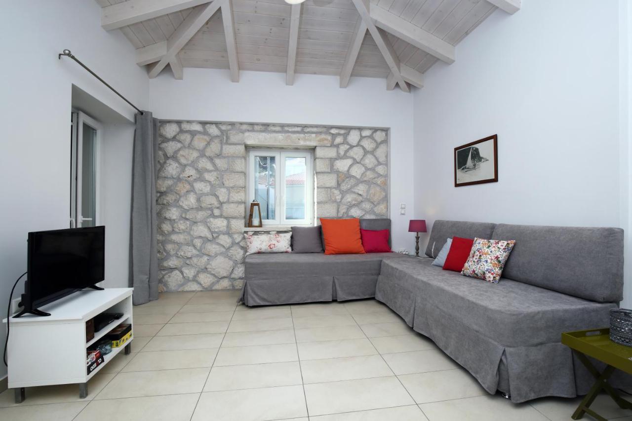 Wild Sea Apartments อาโยส นิกีตัส ภายนอก รูปภาพ